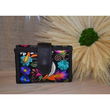 Portfel mały skórzany ciemnobrązowy z kwiatowym kolorowym haftem .